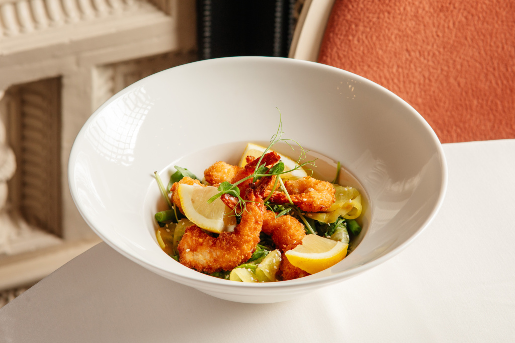 Салат с креветкой темпура