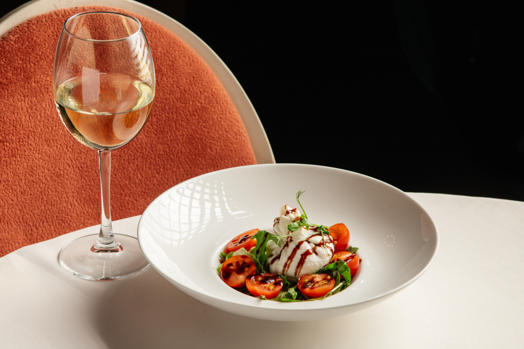 Буррата с томатами