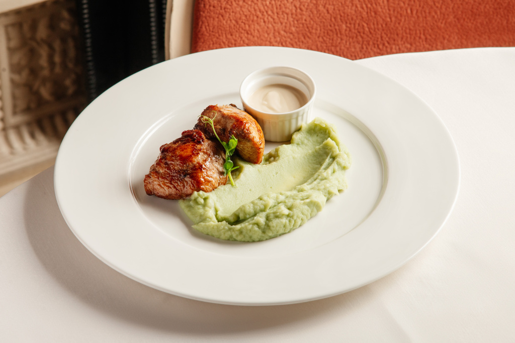 Медальоны из индейки с базиликовом пюре