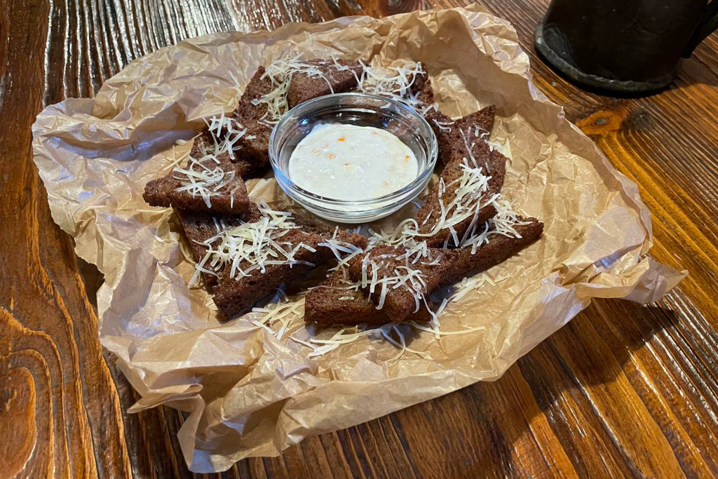 Гренки с икорным соусом.png